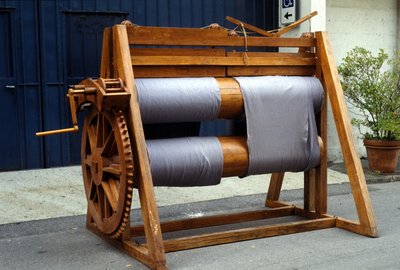 羊毛織機。レオナルド・ダ・ヴィンチ(Leonardo da Vinci)の図面からのモデル。ミラノの科学技術博物館。 作： Leonardo da (after) Vinci