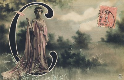 大文字のC：ベル・エポックの半世界的芸術家、ルシエンヌ・ロジェ。1906年（写真） 作： Leopold Emile Rutlinger