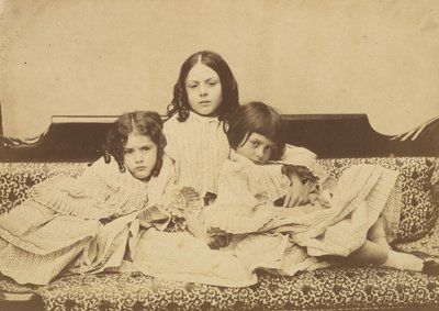 ソファに座るエディス、イナ、アリス・リデル（1858年夏 作： Lewis Carroll