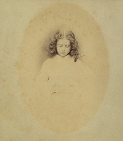 フォックスグローブの花瓶のそばに座るエディス・リデル、1860年。 作： Lewis Carroll