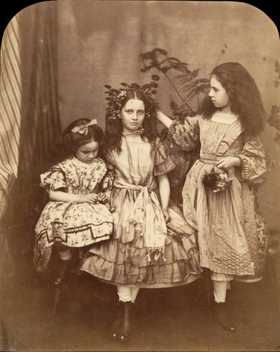 1863 年 7 月、エルム ロッジでのフローラ ランキン、アイリーン マクドナルド、メアリー ジョセフィン マクドナルド。 作： Lewis Carroll