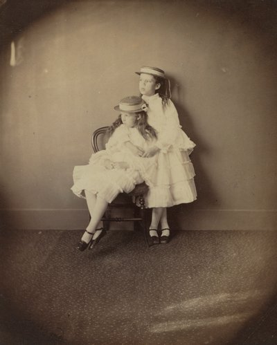 ジュリアとエセルアーノルド、1872年。 作： Lewis Carroll