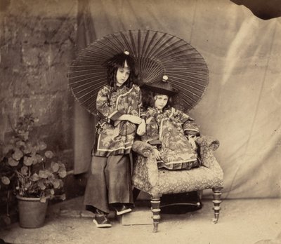 チャイナドレスを着たロリーナとアリス・リデル、1860年。 作： Lewis Carroll