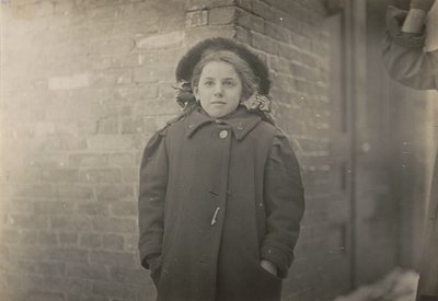 メリー・ホーン、彼女が運んだ大量の書類によって悪化したせむしの状態。 1909 年 3 月、コネチカット州ハートフォード 作： Lewis Hine