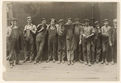 インディアナ州インディアナポリスの缶詰工場で働く若いフェローたち 作： Lewis W. Hine