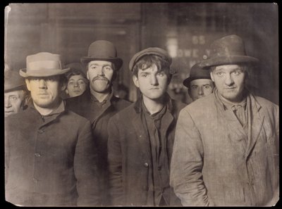 [バワリー・ブレッド・ライン］ 作： Lewis W. Hine