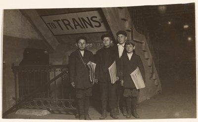 [地下鉄入り口の4人のニュージーズ、ニューヨーク]。 作： Lewis W. Hine