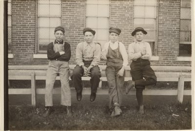 [ミズーリ州モーバリー、ブラウン靴工場で働く少年たち]。 作： Lewis W. Hine