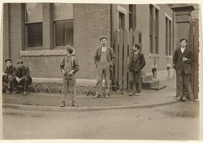 [外に集まった男性や少年たち] 作： Lewis W. Hine