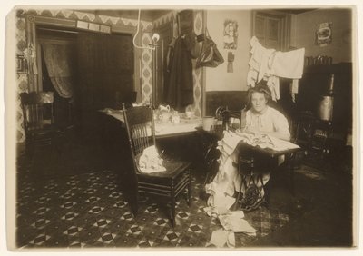 [ホームワーク（ミシンに向かう女性）] 。 作： Lewis W. Hine