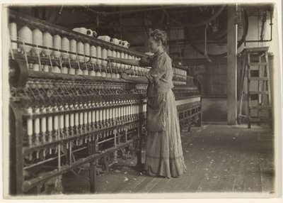 昔ながらの織物工場（紡績工場）で。 作： Lewis W. Hine