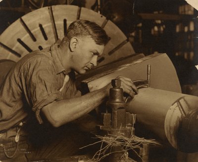 マイクロメータで1/1000インチのシャフトを測定する男。 作： Lewis W. Hine