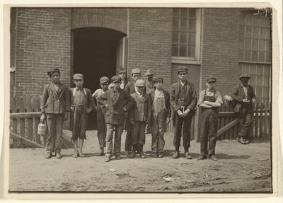 [マサチューセッツ州、工場の外で働く労働者たち］。 作： Lewis W. Hine