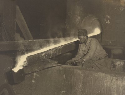 [ボールドウィン機関車工場、金型工のヘルパー］。 作： Lewis W. Hine
