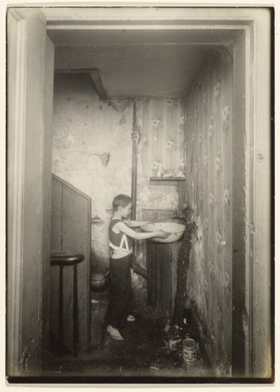 N.Y.、長屋の床全体に1つの蛇口。 作： Lewis W. Hine