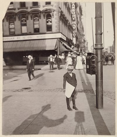 [ニュースボーイと自画像］ 作： Lewis W. Hine