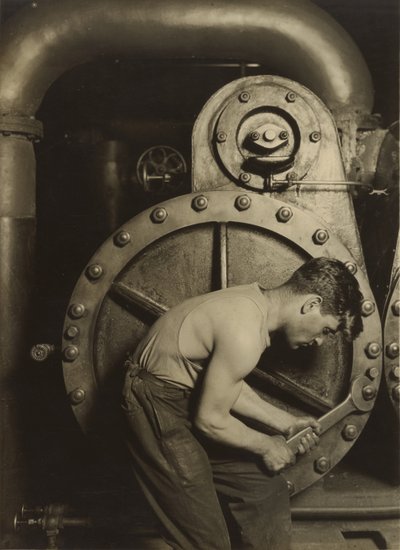 [スチームフィッター、またはメカニックとスチームポンプ]。 作： Lewis W. Hine
