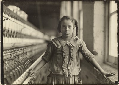 10歳の紡績工、ノースカロライナの綿工場で 作： Lewis W. Hine