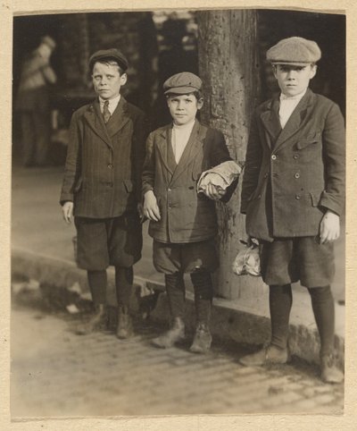 [ニッカーズとキャップのシティ・ストリートの3人の少年]。 作： Lewis W. Hine