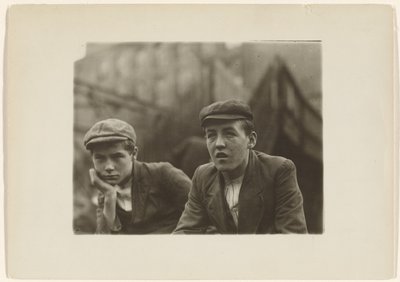コートと帽子を着た2人の少年、ニュージャージー州 作： Lewis W. Hine