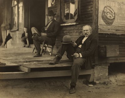 ポーチの二人の男と少年 作： Lewis W. Hine