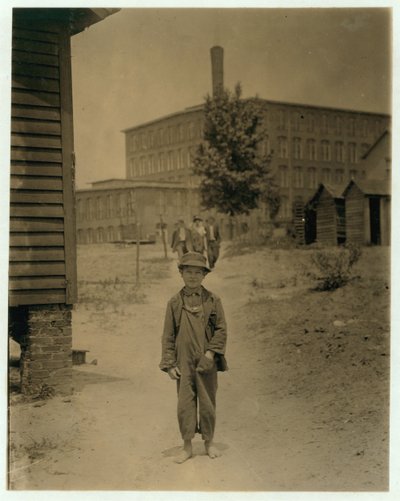 12歳のエディノートンは、ノースカロライナ州スパルタンバーグのサクソンミルで1912年に掃除人として1日約40セントを稼いでいます。 作： Lewis Wickes Hine