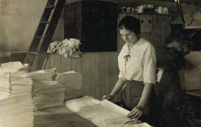 マサチューセッツ州ボストン、ボナンノ・ランドリーでタオルをたたむ15歳の少女 作： Lewis Wickes Hine