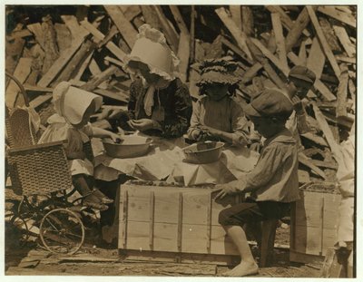 1910年、デラウェア州シーフォードのジョンソンズハルリングステーションにあるカートから、2歳のキラル種のイチゴを眠っています。 作： Lewis Wickes Hine