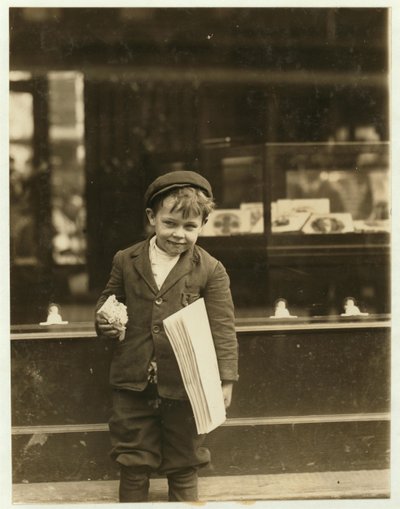 1910年、ミズーリ州セントルイスで働く5歳の新聞配達人トミーホーキンス、身長わずか3フィート4インチ 作： Lewis Wickes Hine