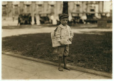 1914年アラバマ州モービルの7歳の新聞配達フェリス 作： Lewis Wickes Hine