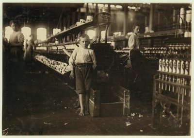1910年テネシー州ファイエットビルのエルクコットンミルズでボビンを1日15セントで拾う、8歳のレオ 作： Lewis Wickes Hine