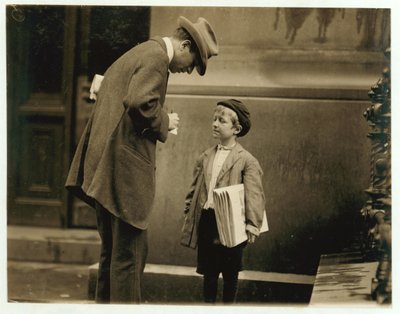 1910年、ペンシルベニア州フィラデルフィアの暴風雨で新聞を販売していた2度目の肺炎から回復したばかりの8歳のキャスケットマイケルマクネリス 作： Lewis Wickes Hine