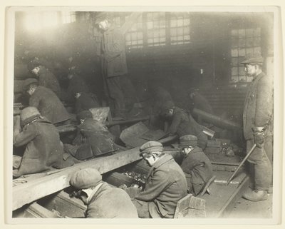 ペンシルベニア石炭会社ユーウェンブレーカーの労働者たち 作： Lewis Wickes Hine