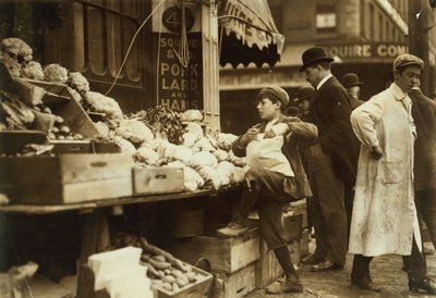 マサチューセッツ州ボストンの農産物直売所で働く少年 作： Lewis Wickes Hine