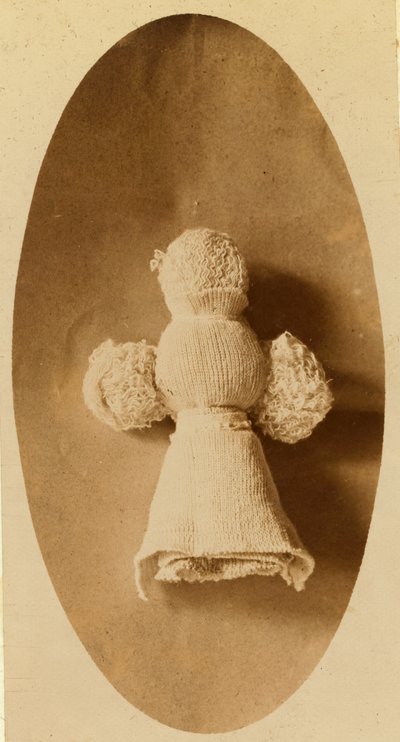 母親が働くニット工場で、子供が廃材から作った人形 作： Lewis Wickes Hine