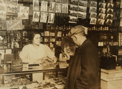 マサチューセッツ州ボストンの葉巻店の14歳の売り子 作： Lewis Wickes Hine