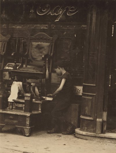 ニューヨークのカナル・ストリートで働く若い靴職人 作： Lewis Wickes Hine