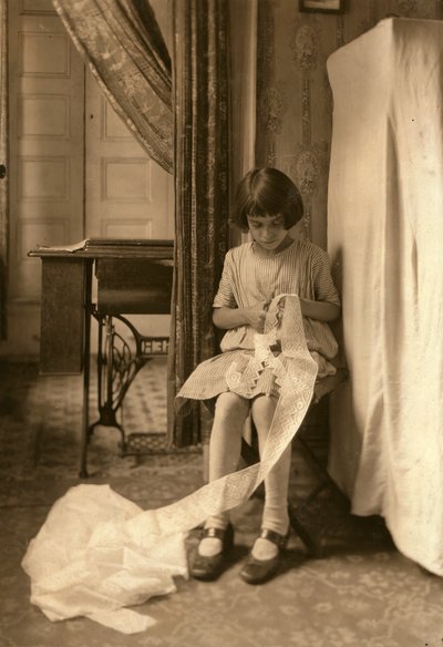 ニューヨークの自宅でレースをカットする少女 作： Lewis Wickes Hine