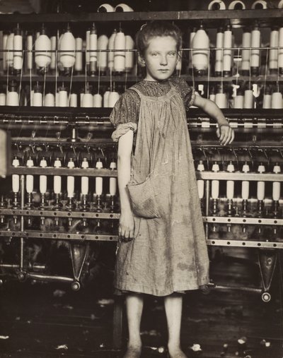 アディ・カード、12歳。バーモント州ノース・ポウナルにある綿織物工場の紡績工 作： Lewis Wickes Hine