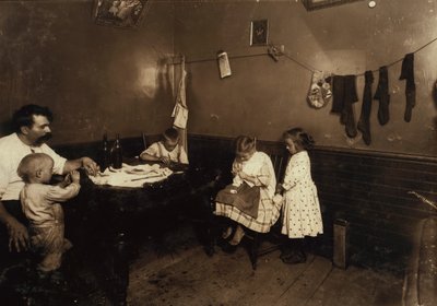 マサチューセッツ州ソマーヴィルの長屋の台所でかぎ針編みに励むアニー・フェデール。 作： Lewis Wickes Hine