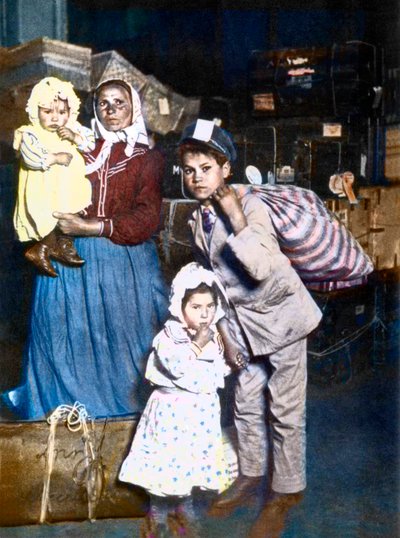1905年、アメリカのエリス島（ニューヨーク）にイタリア人移民の家族が到着。 作： Lewis Wickes Hine