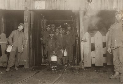 1月7日、ペンシルベニア州、日没時 作： Lewis Wickes Hine