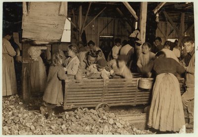 1911年、ミシシッピ州ビロクシのバラタリアキャニングカンパニーにある小屋で、5歳のビルメイ 作： Lewis Wickes Hine