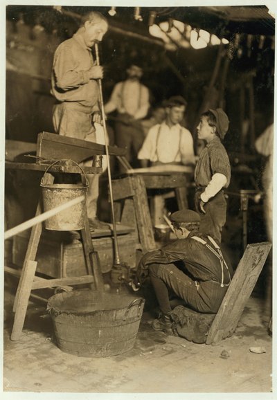 1908年ウェストバージニア州モーガンタウンのセネカガラスワークスにある送風機とカビの少年 作： Lewis Wickes Hine