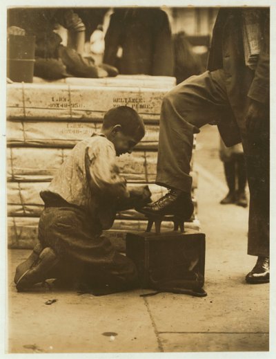 1910年、ニューヨークのバワリーのブーツブラック 作： Lewis Wickes Hine