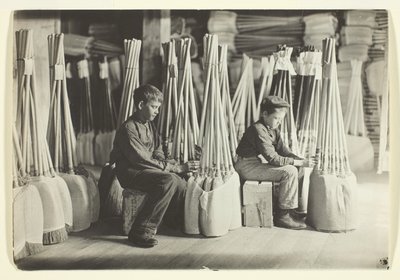 インディアナ州エバンズビル、ブラウン製造会社、梱包室の少年たち 作： Lewis Wickes Hine