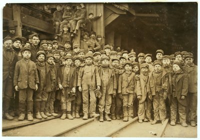 1911年ペンシルベニア州サウスピッツトンのペンシルベニア州石炭会社のEwen Breakerで手作業で石炭を選別するブレーカー少年たち 作： Lewis Wickes Hine
