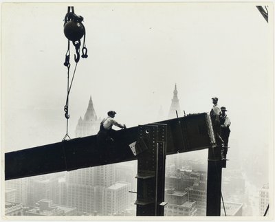 エンパイアステートビルディングの構築、1931年 作： Lewis Wickes Hine