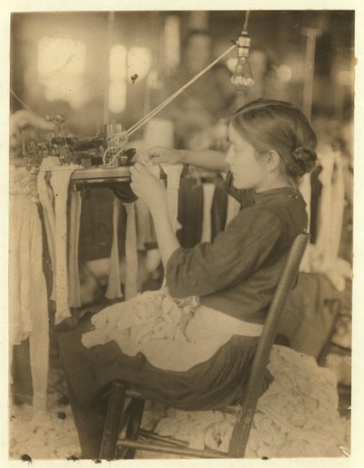 1913年8歳と9歳のターナーとルーパーを使用するジョージア州ローマのチェロキー靴下工場 作： Lewis Wickes Hine
