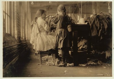 1910年、テネシー州のラウドン靴下工場での子の小槌とルーパー 作： Lewis Wickes Hine